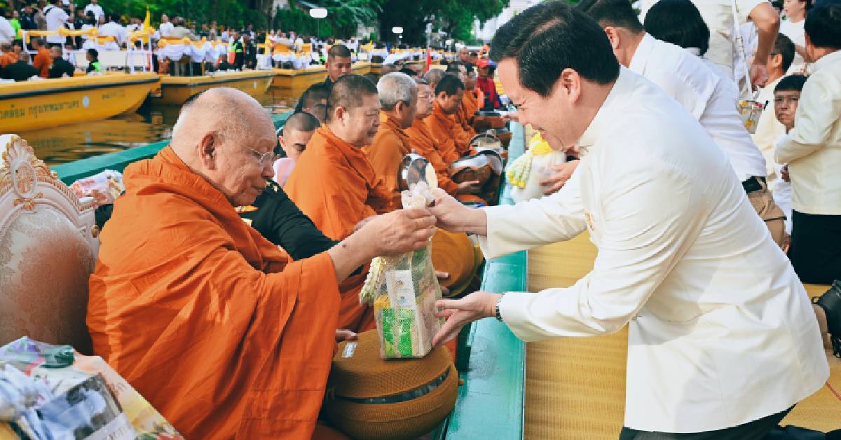 ตักบาตรทางเรือครั้งประวัติศาสตร์รัตนโกสินทร์ 240 ปี เฉลิมพระเกียรติพระบาทสมเด็จพระเจ้าอยู่หัว